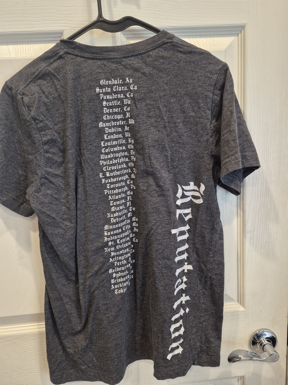 Taylor Swift Charcoal Gray Reputation Stadium Tour Graphic Tee - Women's - Picture 3 of 4